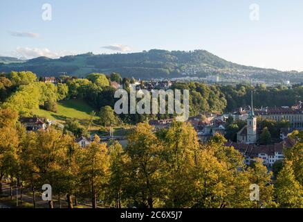 Blick vom Rosengarten. Der Rosengarten ist ein Mekka für Blumenliebhaber und ein großartiger Ort zum Entspannen. Es bietet einen herrlichen Blick auf Bern, Schweiz Stockfoto