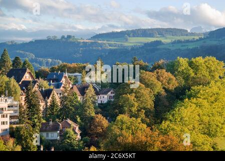 Blick vom Rosengarten. Der Rosengarten ist ein Mekka für Blumenliebhaber und ein großartiger Ort zum Entspannen. Es bietet einen herrlichen Blick auf Bern, Schweiz Stockfoto