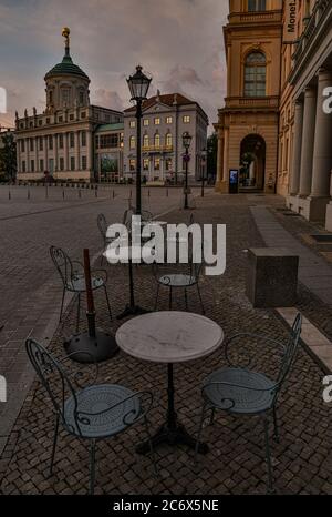 Leere Cafeteria-Tische am Alten Markt in Potsdam, Brandenburg Stockfoto