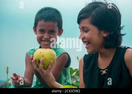 Kinder machen viel Spaß mit Früchten. Stockfoto