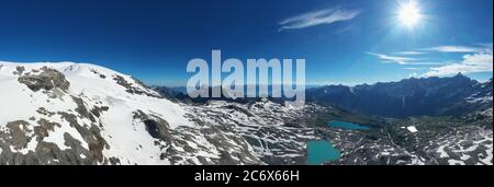 Matterhorn: Tolle Panorama-Horizontalansicht von oben mit klarem blauen Himmel, im Sommer sonniger Tag - Reise und Landschaft auf Cervino. Stockfoto