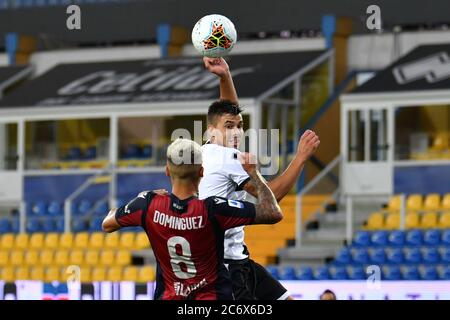 parma, Italien, 12. Juli 2020, Nicolas Dominguez (Bologna) und Vincent Laurini (Parma) während Parma gegen Bologna, italienische Serie A Fußballspiel - Credit: LM/Alessio Tarpini/Alamy Live News Stockfoto