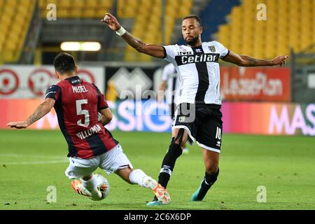 parma, Italien, 12. Juli 2020, Hernani Jr (Parma) und Gary Medel (Bologna) während des Fußballmatches Parma gegen Bologna, italienische Serie A - Credit: LM/Alessio Tarpini/Alamy Live News Stockfoto