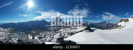 Matterhorn: Tolle Panorama-Horizontalansicht von oben mit klarem blauen Himmel, im Sommer sonniger Tag - Reise und Landschaft auf Cervino. Stockfoto