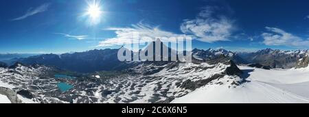 Matterhorn: Tolle Panorama-Horizontalansicht von oben mit klarem blauen Himmel, im Sommer sonniger Tag - Reise und Landschaft auf Cervino. Stockfoto