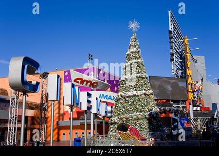 Weihnachtsbaum in CityWalk Mall, Universal Studios Hollywood, Los Angeles, Kalifornien, USA, Nordamerika Stockfoto