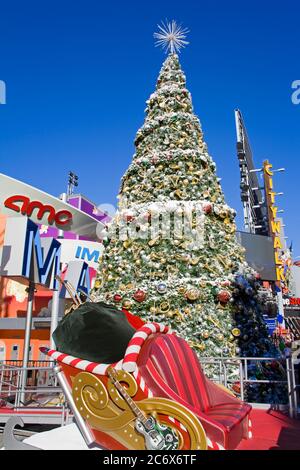 Weihnachtsbaum in CityWalk Mall, Universal Studios Hollywood, Los Angeles, Kalifornien, USA, Nordamerika Stockfoto