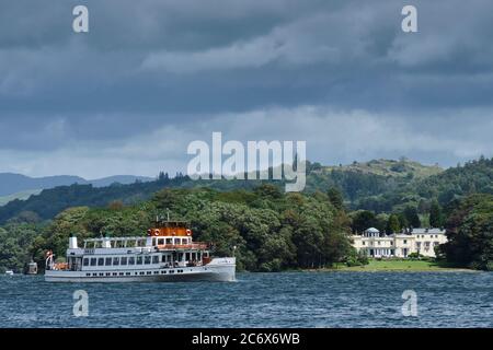 Der Swan Cruiser, der in der Nähe des Storrs Hall Hotel segelt, von Rawlinsons NAB aus gesehen, von High Cunsey, von Hawkshead, Lake District, Cumbri Stockfoto