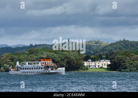 Der Swan Cruiser, der in der Nähe des Storrs Hall Hotels segelt, von Rawlinsons NAB aus gesehen, von High Cunsey aus, von Hawkshead aus, von Lake District, Cumbria Stockfoto