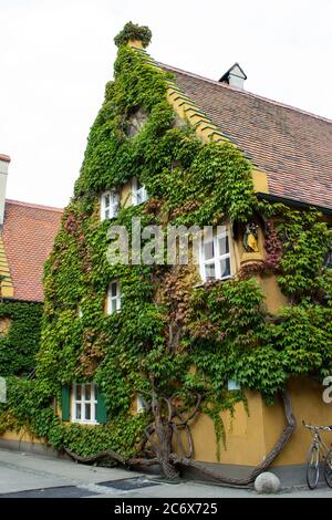 Die Fuggerei in Augsburg, Bayern, ist die älteste noch in Betrieb befindliche soziale Wohnanlage der Welt. Stockfoto