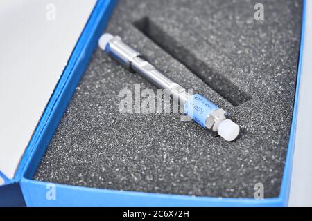 Säule für Hochleistungs-Flüssigchromatographie zur Trennung organischer Verbindungen Stockfoto
