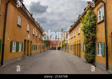 Die Fuggerei in Augsburg, Bayern, ist die älteste noch in Betrieb befindliche soziale Wohnanlage der Welt. Stockfoto