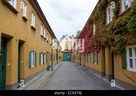 Die Fuggerei in Augsburg, Bayern, ist die älteste noch in Betrieb befindliche soziale Wohnanlage der Welt. Stockfoto