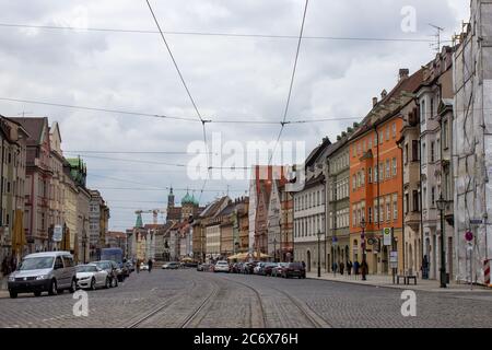 Augsburg, Deutschland Stadtbild auf der Maximilianstraße. Stockfoto