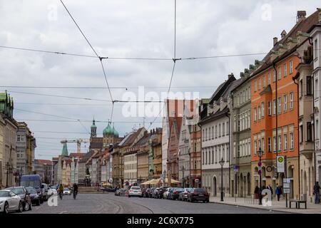 Augsburg, Deutschland Stadtbild auf der Maximilianstraße. Stockfoto