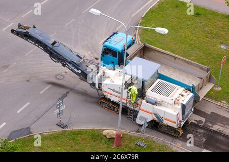 Kaltfräsmaschine Entfernen Asphalt Pflaster für die Reparatur der Straße. Stockfoto