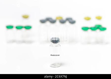 Leere medizinische Vials für Antivirus-Impfstoff isoliert auf weißem Hintergrund. Beispiel, Hintergrund Stockfoto