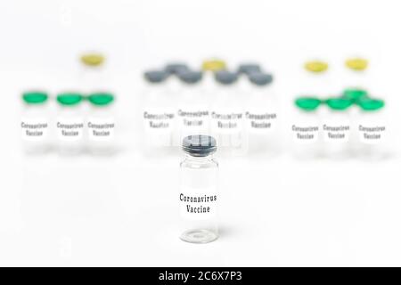 Leere medizinische Fläschchen mit Verschlusskappen für Coronavirus-Impfstoff, Covid 19 isoliert. Beispiel, Hintergrund, Vorlage Stockfoto