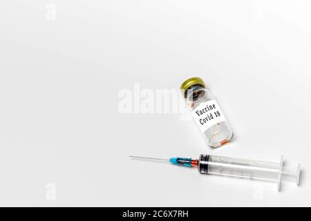 Gebrauchte medizinische Fläschchen mit Coronavirus-Impfstoff und hypodermischer Spritze isoliert auf weißem Hintergrund. Impfstoffbanner, Draufsicht, Kopierbereich Stockfoto