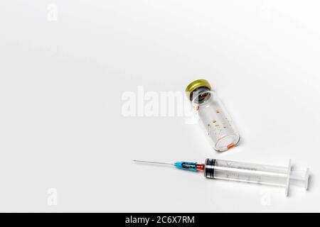 Gebrauchte medizinische Fläschchen und hypodermische Spritze isoliert auf weißem Hintergrund. Banner für Krankenhausbehandlung, Draufsicht, Kopierbereich Stockfoto