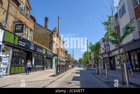 Bromley (Großraum London), Kent, Großbritannien. East Street Einkaufsstraße in Bromley mit Restaurants, Geschäften und Fußgängern zu Fuß entlang der Straße. Stockfoto