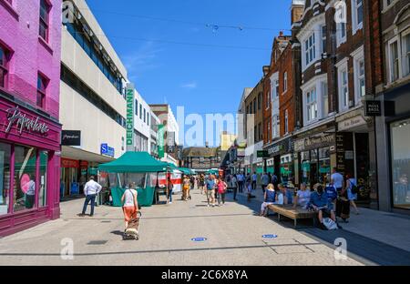 Bromley (Großraum London), Kent, Großbritannien. Bromley High Street mit Einkäufern und Fußgängern. Ein sonniger Tag in Bromley. Stockfoto