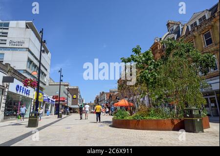 Bromley (Großraum London), Kent, Großbritannien. Bromley High Street mit Einkäufern und Fußgängern. Ein sonniger Tag in Bromley. Stockfoto