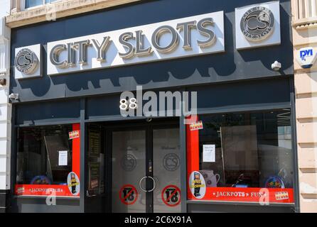 Bromley (Großraum London), Kent, Großbritannien. City Slots Arcade in Bromley High Street mit Spielautomaten und Glücksspiel. Jackpots, Spaß und neueste Maschinen. Stockfoto