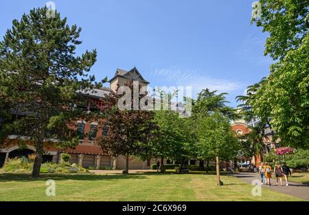 Bromley (Großraum London), Kent, Großbritannien. Queens Gardens in der Nähe des Einkaufszentrums Glades in Bromley. Eine Gruppe von Leuten gehen in Richtung Einkaufszentrum. Stockfoto