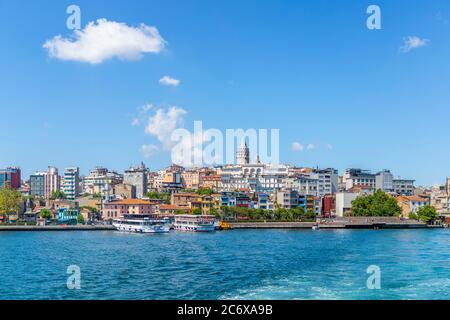 Der Galata Tower ist ein Turm im Stadtteil Galata von Istanbul. Das Gebäude, das 528 erbaut wurde, gehört zu den wichtigsten Symbolen der Stadt, Stockfoto