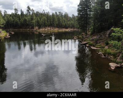 Woods Canyon Lake, entlang des Mogollon Rim in Nord-Arizona. Ein beliebtes Sommerziel, um der Hitze von Phoenix zu entkommen. Stockfoto