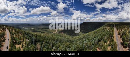 Schönes Luftpanorama, aufgenommen von der Rim Road auf dem Mogollon Rim in Zentral Arizona zu Beginn der Monsun Saison. Stockfoto