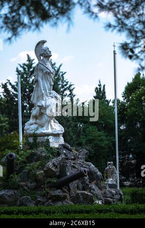 Statue der Stadt Ioannina mit der Inschrift ''mit ihm oder auf ihm'' griechisch ' epi TAS'. Spartaner Mütter sagen ihren Söhnen: „mit deinem Schild oder darauf“ Stockfoto