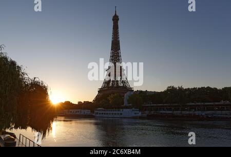 Romantischer Sonnenaufgang Hintergrund. Eiffelturm mit Booten auf der seine in Paris. Stockfoto