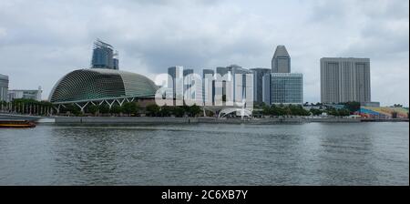 Esplanade, Theater an der Bucht an der Mündung des Singapore River Stockfoto