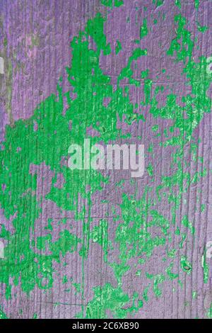 Abstrakter Hintergrund mit abblätternder Farbe auf Holzbrett Stockfoto