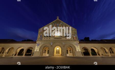 Weitwinkelansicht der Stanford Memorial Church façade in der Blue Hour Stockfoto