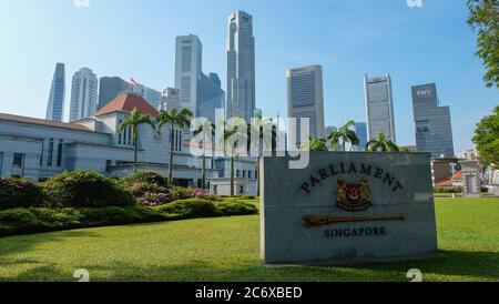 Das Parlamentsgebäude von Singapur mit der Kulisse der Wolkenkratzer im Finanzviertel Stockfoto