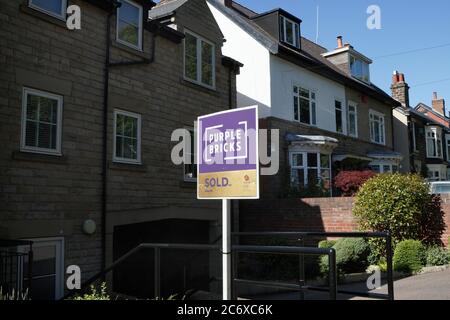 Purple Brick Estate Agents Verkauft Zeichen Stockfoto