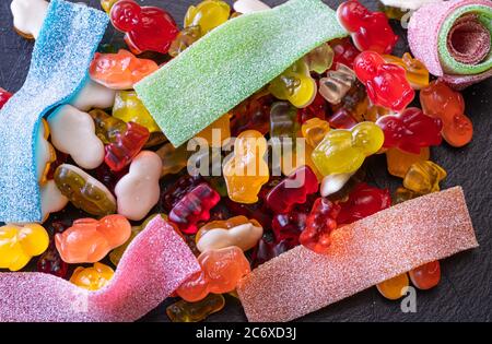 Nahaufnahme von verschiedenen bunten Gelee-Bonbons: Gummibärchen, Pinguine und Streifen Stockfoto