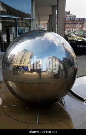 Metallic Steel Ball in Sheffield Wintergarten, Stadtzentrum, England Stockfoto