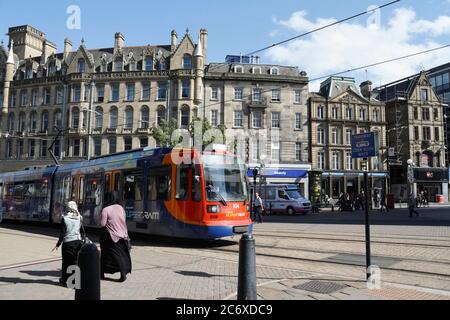 Die Supertram nähert sich der Kathedrale im Stadtzentrum von Sheffield, England, Großbritannien, Metro, Stadtverkehr, Stadtbahnnetz Stockfoto