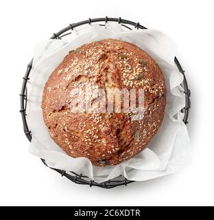 Frisch gebackenes hausgemachtes Brot in Metallkorb isoliert auf weißem Hintergrund, Draufsicht Stockfoto