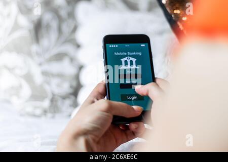 Frau mit Mobile Banking App in ihrem ruhigen Raum, Zenithal Flugzeug, Konzept der Nutzung der Bank, wann immer Sie wollen mit Copyspace, Fintech und junge Menschen Stockfoto