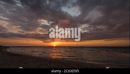 Sonnenaufgang über dem Meer und wunderschöne cloudscape Stockfoto