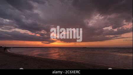 Sonnenaufgang über dem Meer und wunderschöne cloudscape Stockfoto
