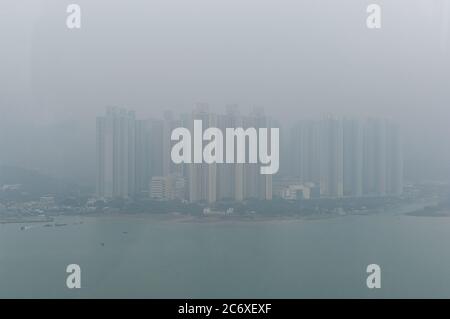 Wohntürme in Tung Chung, Lantau Island, Hongkong in verschmutzter Luft Stockfoto