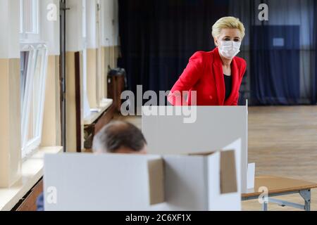 Die erste polnische Dame Agata Kornhauser-Duda trägt eine OP-Maske, die man im Wahllokal sieht, während sie einen Blick auf ihren Mann beim Abstimmen macht. Der Stockfoto