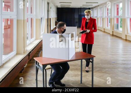 Das polnische Präsidentenpaar Andrzej Duda und Agata Kornhauser-Duda im Wahllokal. Der amtierende Präsident von Polen Andrzej Duda mit Po Stockfoto