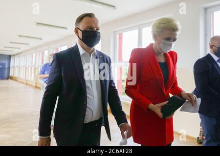 Das polnische Präsidentenpaar Andrzej Duda und Agata Kornhauser-Duda vor der Stimmabgabe im Wahllokal gesehen. Der amtierende Präsident von Stockfoto